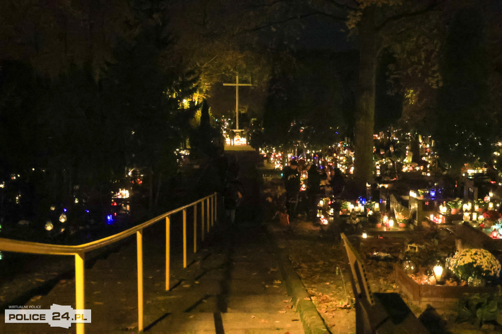 Cmentarz po zmroku skłania do zadumy i refleksji
