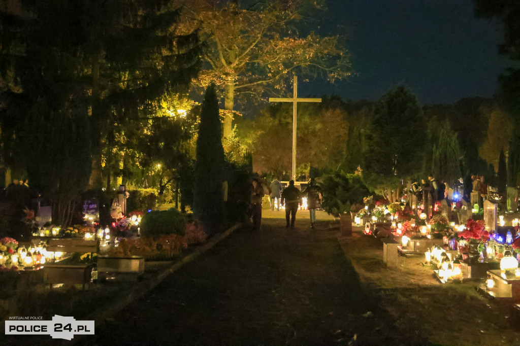 Cmentarz po zmroku skłania do zadumy i refleksji