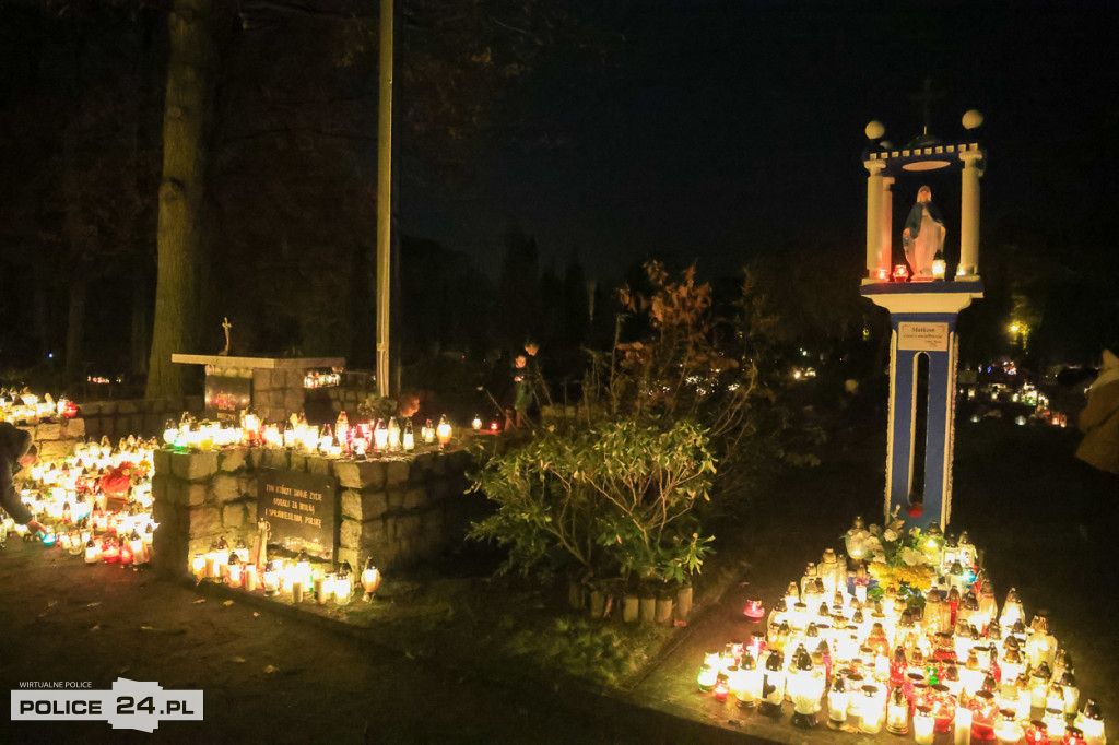 Cmentarz po zmroku skłania do zadumy i refleksji