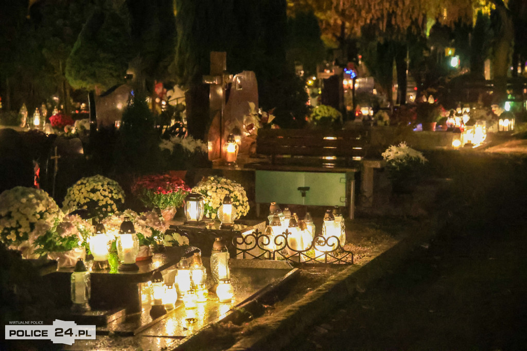 Cmentarz po zmroku skłania do zadumy i refleksji