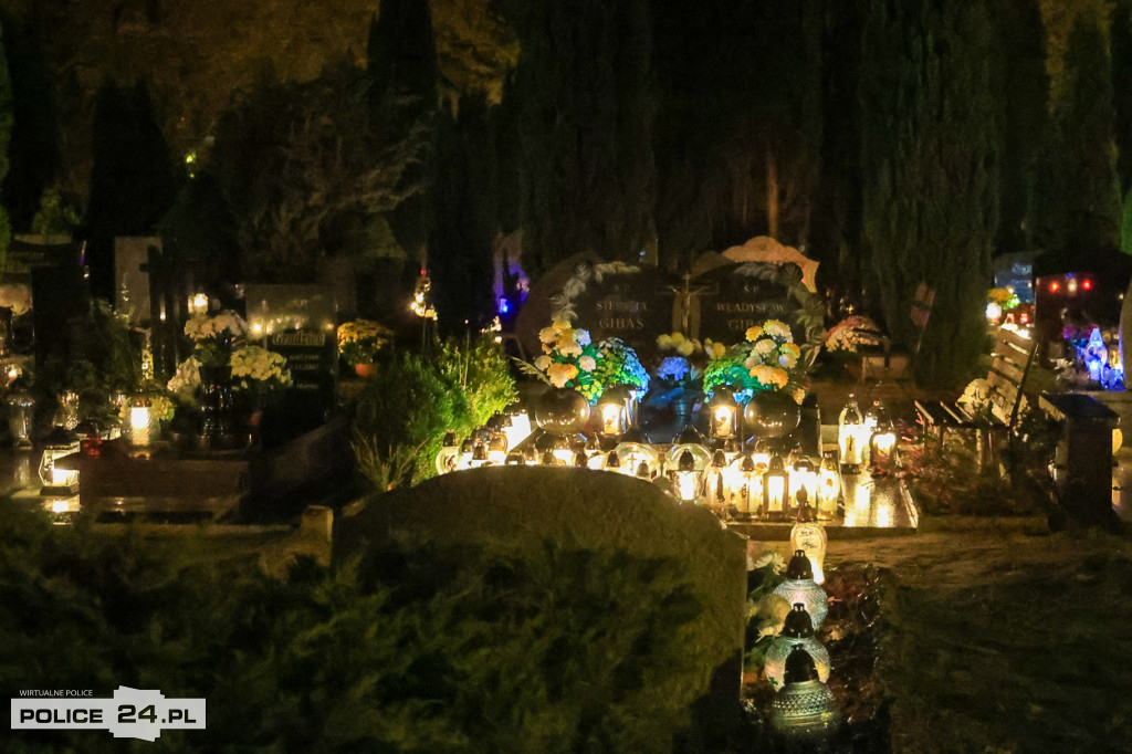 Cmentarz po zmroku skłania do zadumy i refleksji