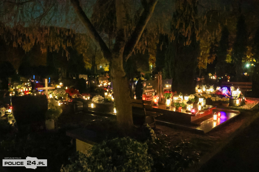 Cmentarz po zmroku skłania do zadumy i refleksji