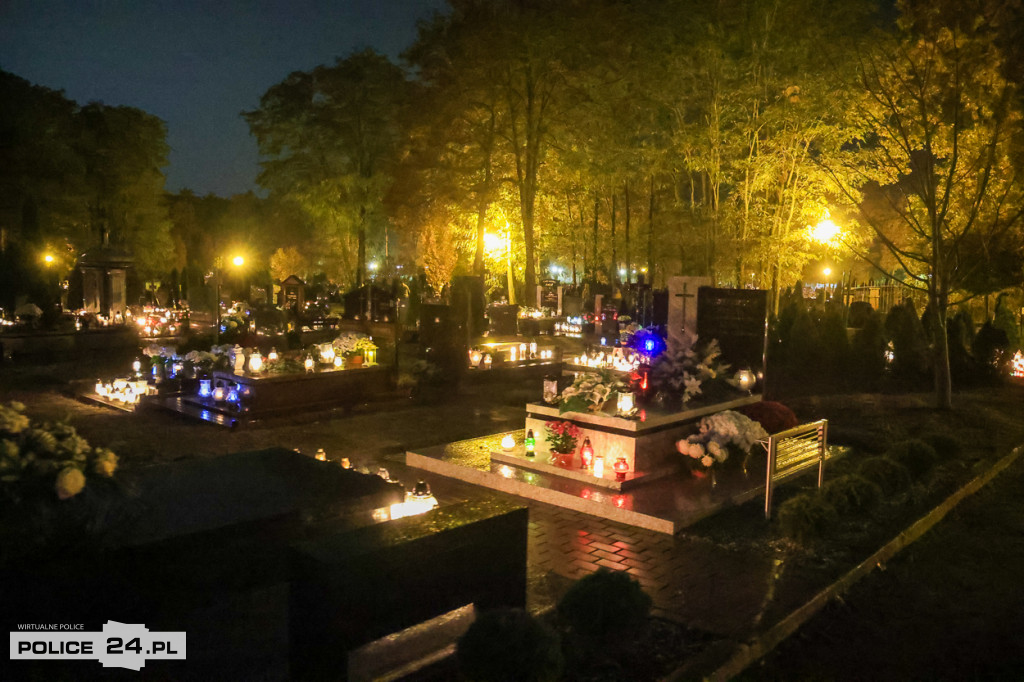 Cmentarz po zmroku skłania do zadumy i refleksji