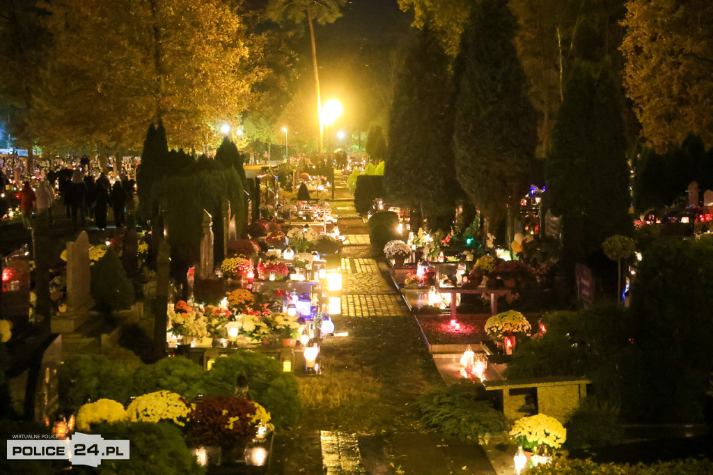 Cmentarz po zmroku skłania do zadumy i refleksji