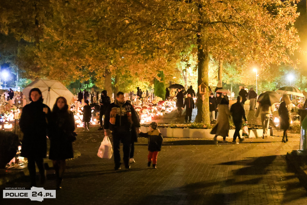 Cmentarz po zmroku skłania do zadumy i refleksji