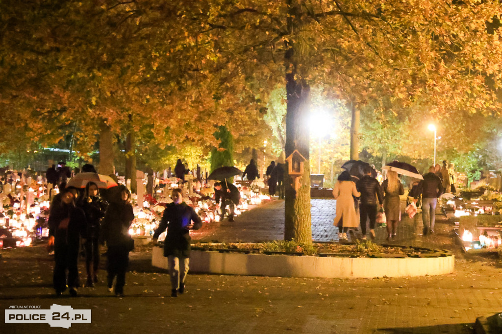 Cmentarz po zmroku skłania do zadumy i refleksji
