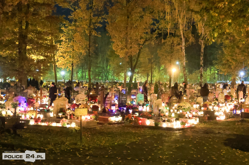 Cmentarz po zmroku skłania do zadumy i refleksji
