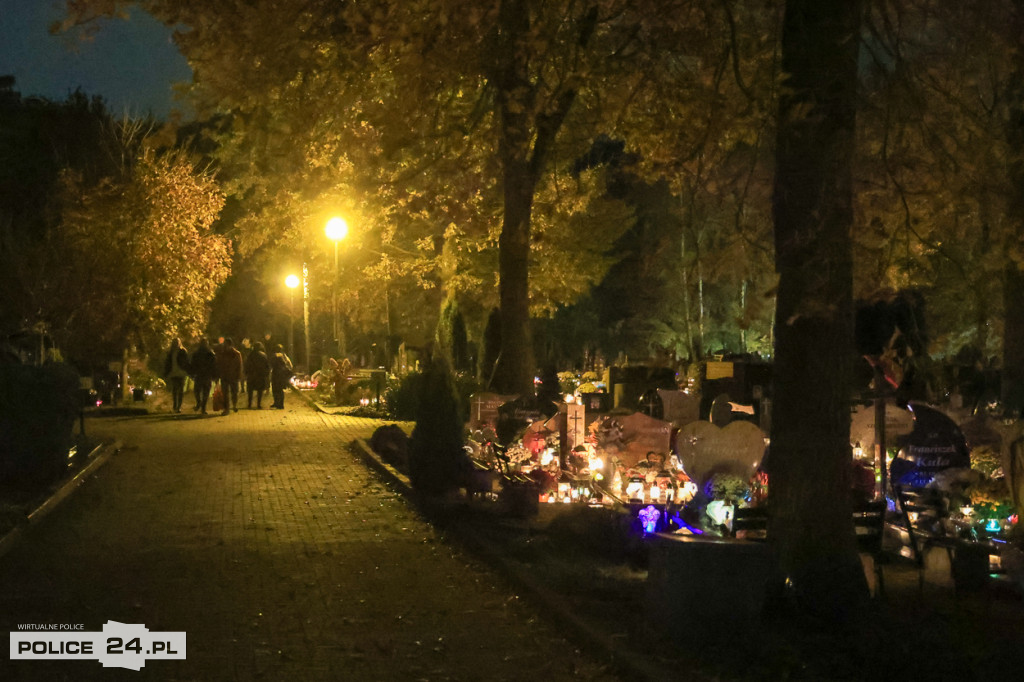 Cmentarz po zmroku skłania do zadumy i refleksji