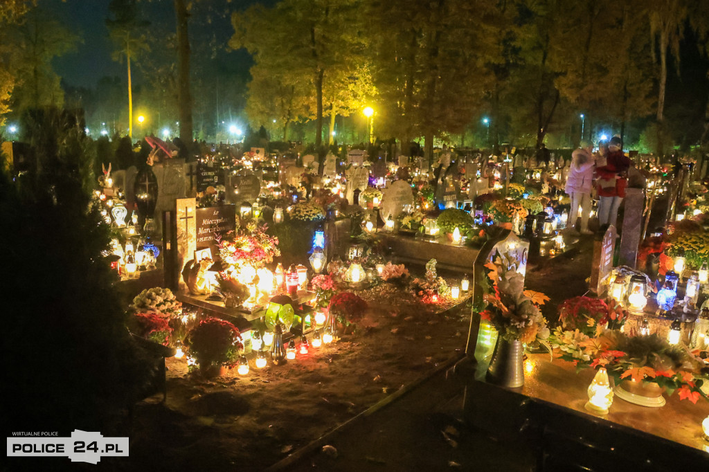Cmentarz po zmroku skłania do zadumy i refleksji