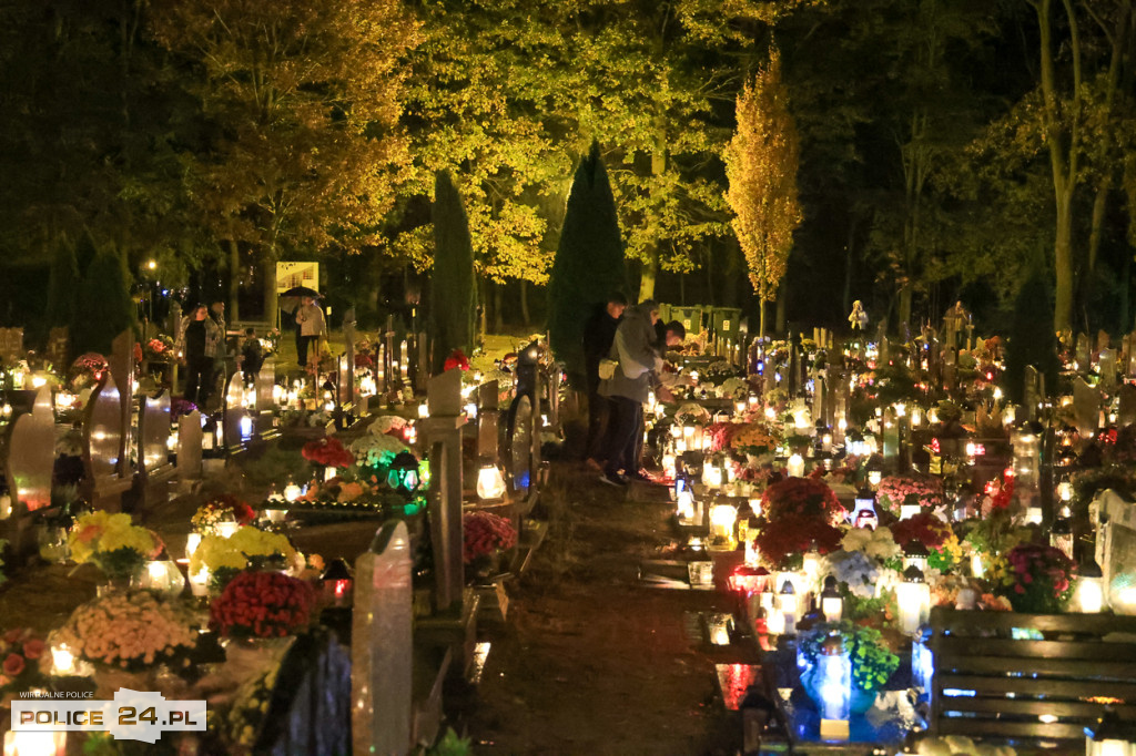 Cmentarz po zmroku skłania do zadumy i refleksji