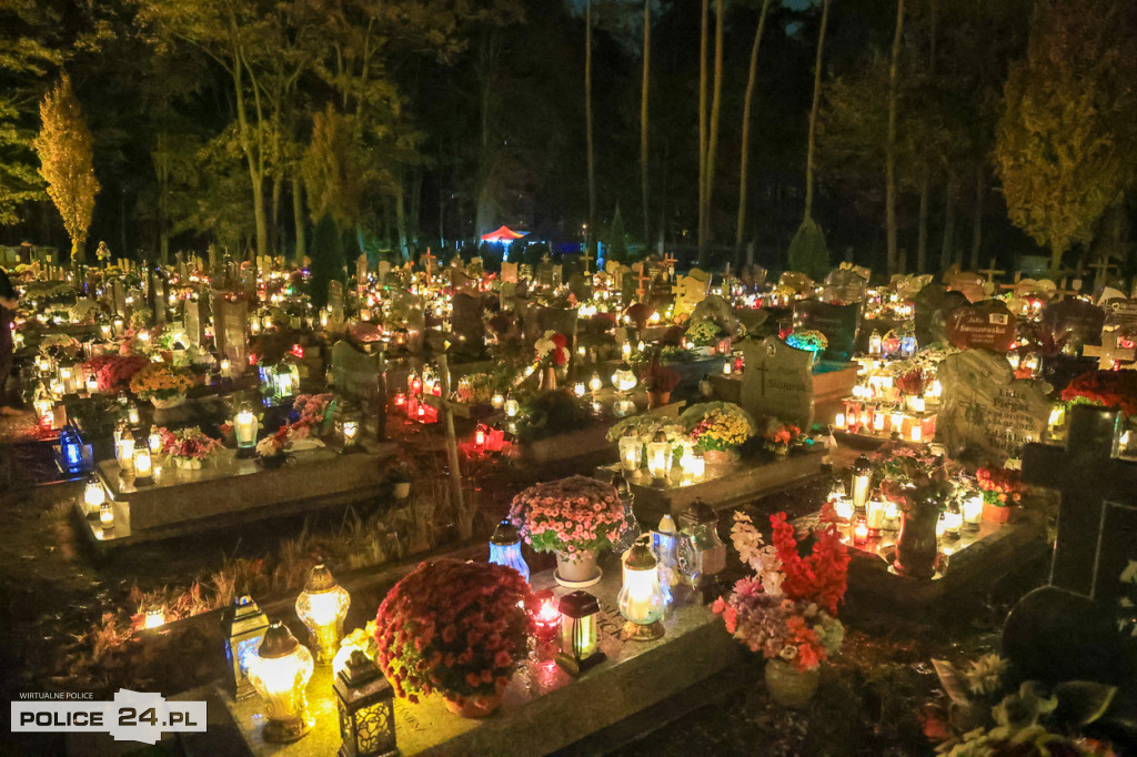 Cmentarz po zmroku skłania do zadumy i refleksji