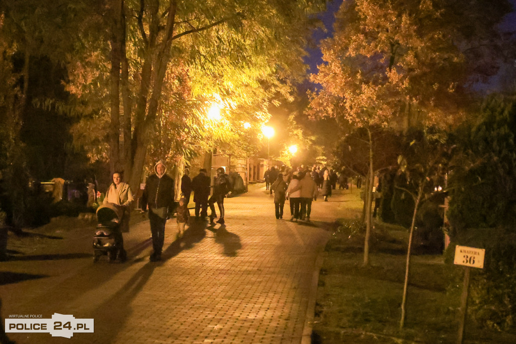 Cmentarz po zmroku skłania do zadumy i refleksji