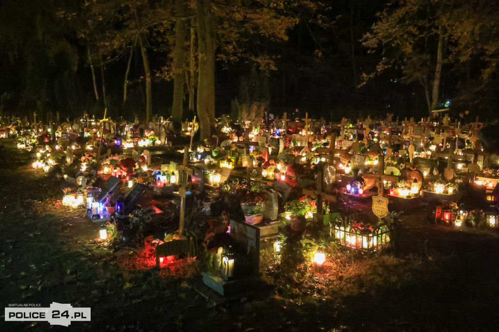 Cmentarz po zmroku skłania do zadumy i refleksji
