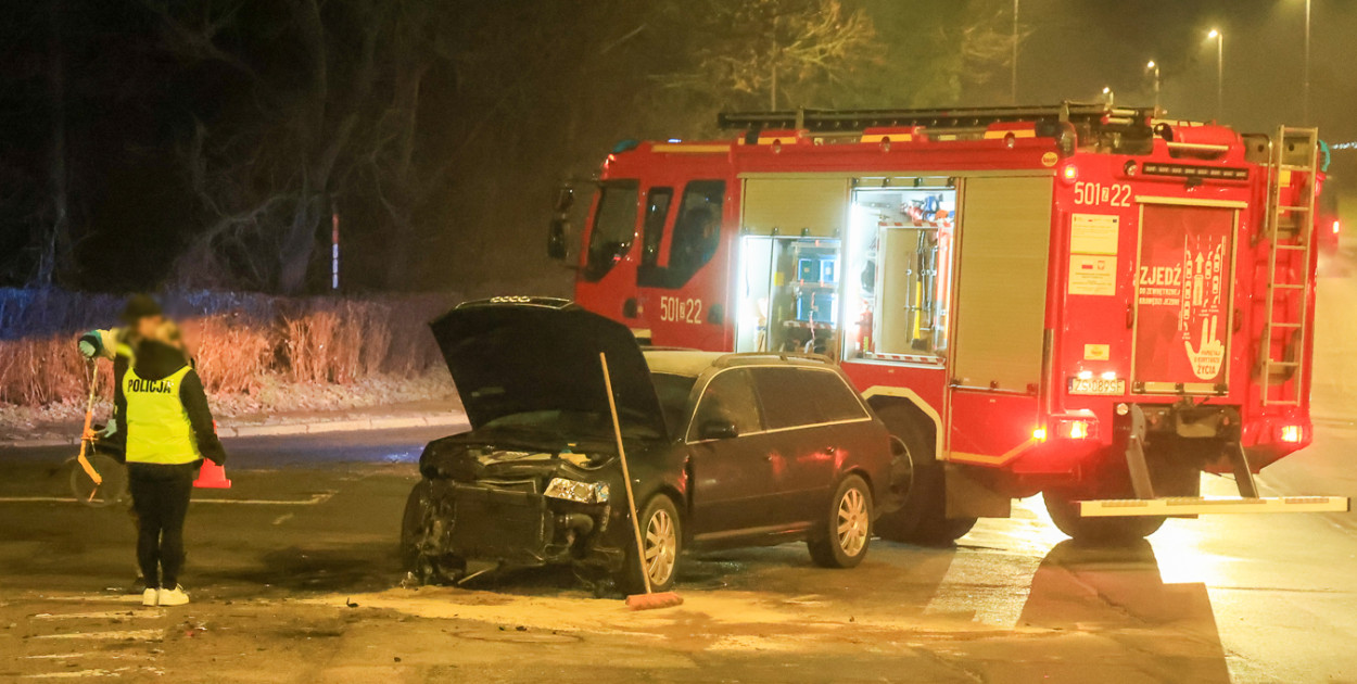 Zderzenie dwóch aut na skrzyżowaniu 