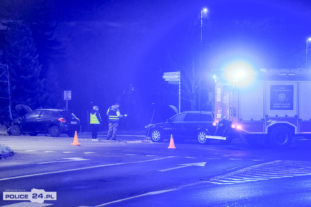 Zderzenie dwóch aut na skrzyżowaniu 