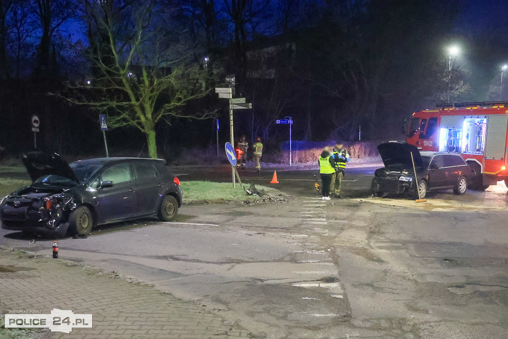 Zderzenie dwóch aut na skrzyżowaniu 