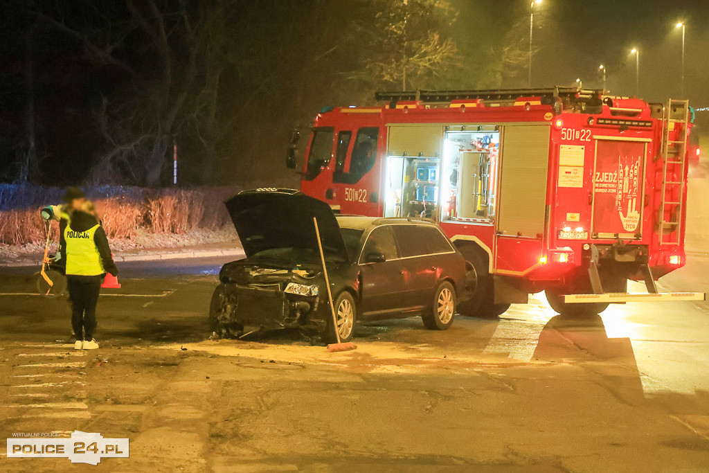 Zderzenie dwóch aut na skrzyżowaniu 