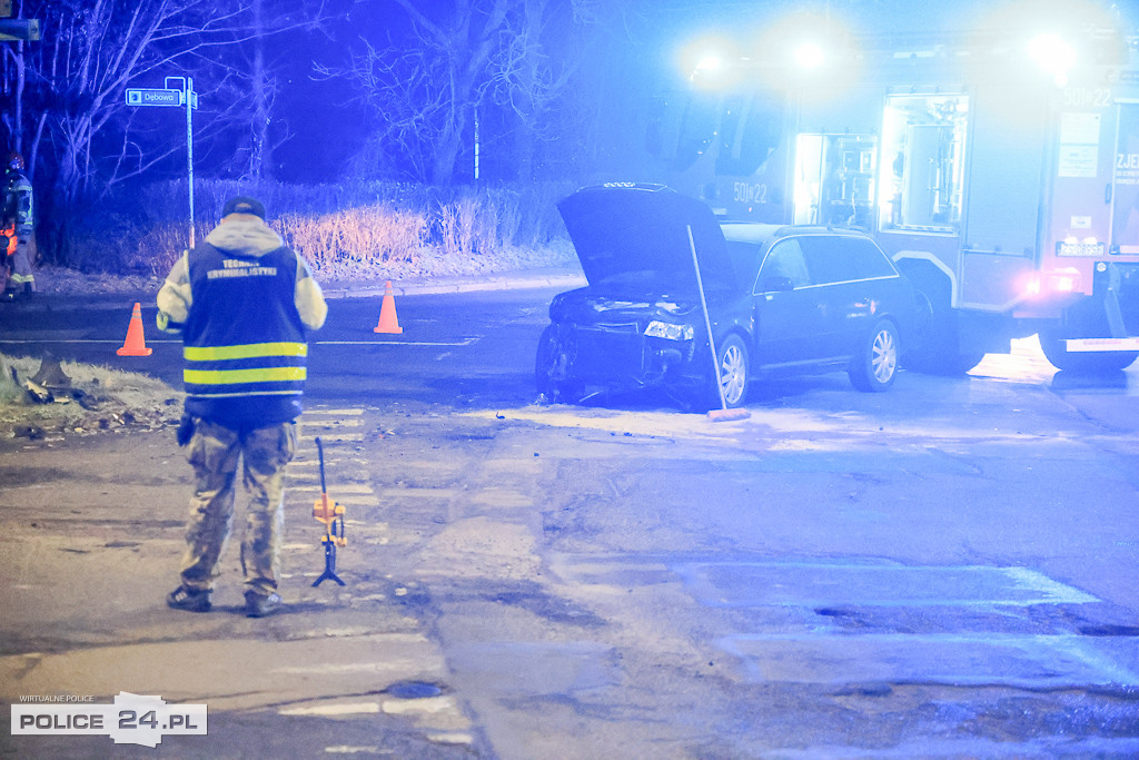 Zderzenie dwóch aut na skrzyżowaniu 