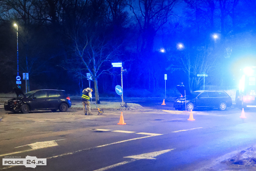 Zderzenie dwóch aut na skrzyżowaniu 