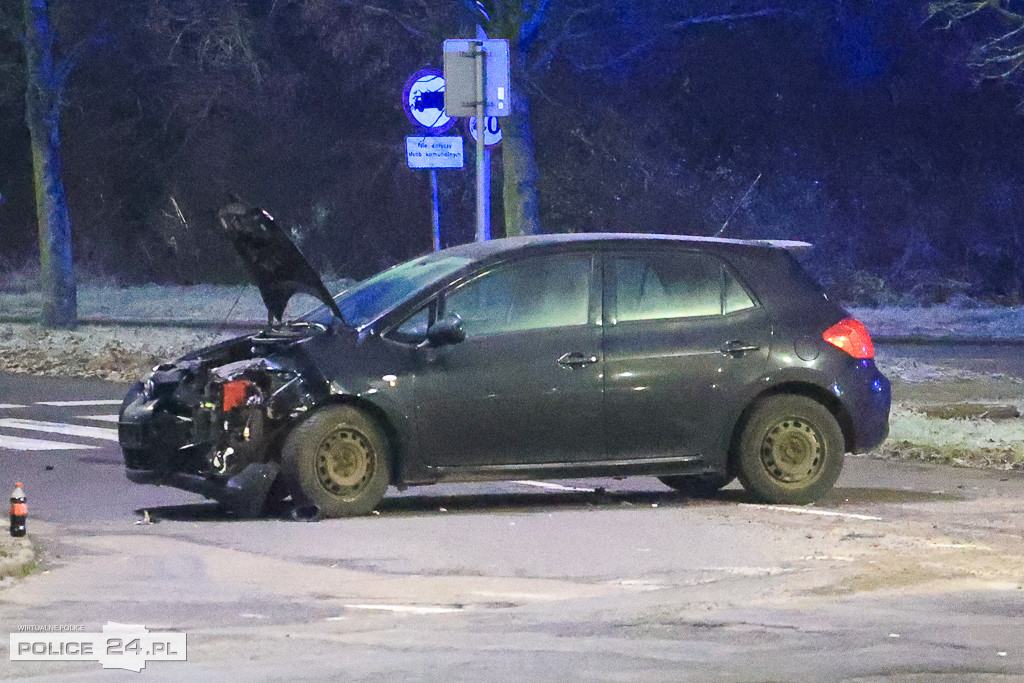 Zderzenie dwóch aut na skrzyżowaniu 