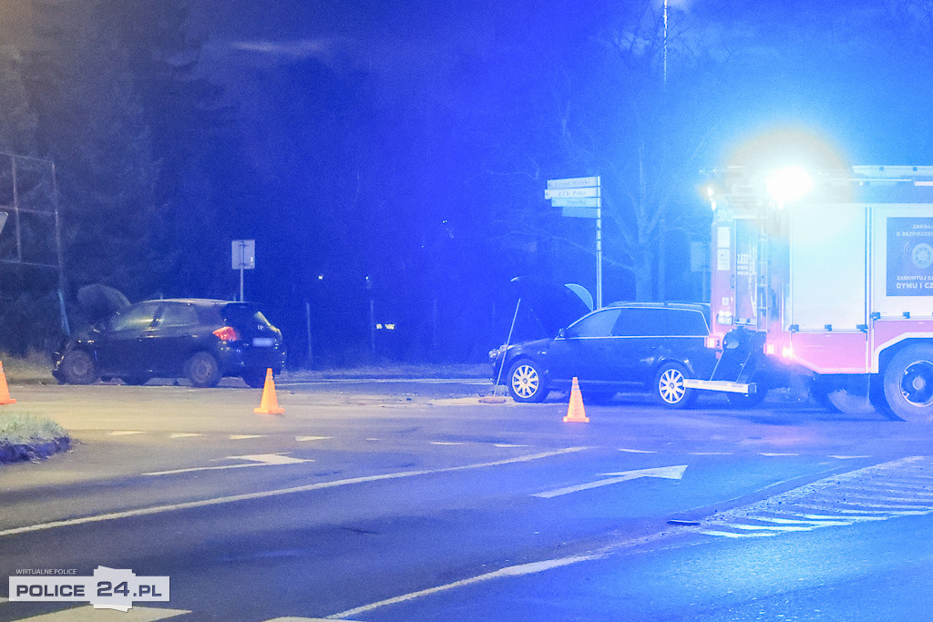 Zderzenie dwóch aut na skrzyżowaniu 