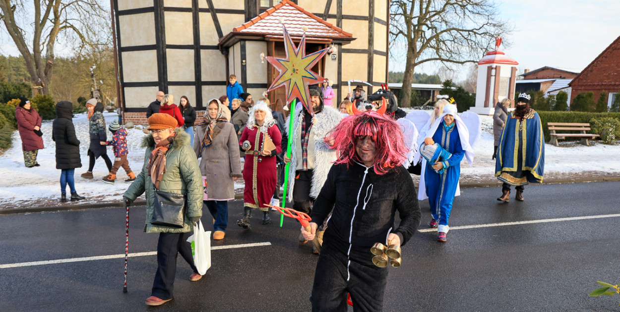 Kolędnicy w Niekłończycy. Dawna tradycja wraca