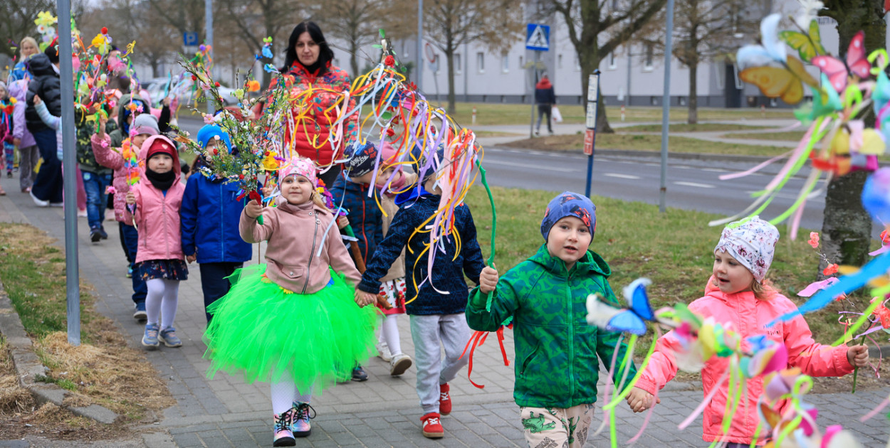 Wiosna! Barwne korowody dzieci przeszły ulicami Police