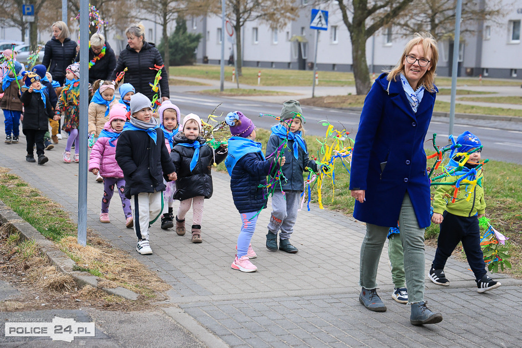 Wiosna! Barwne korowody dzieci przeszły ulicami Police