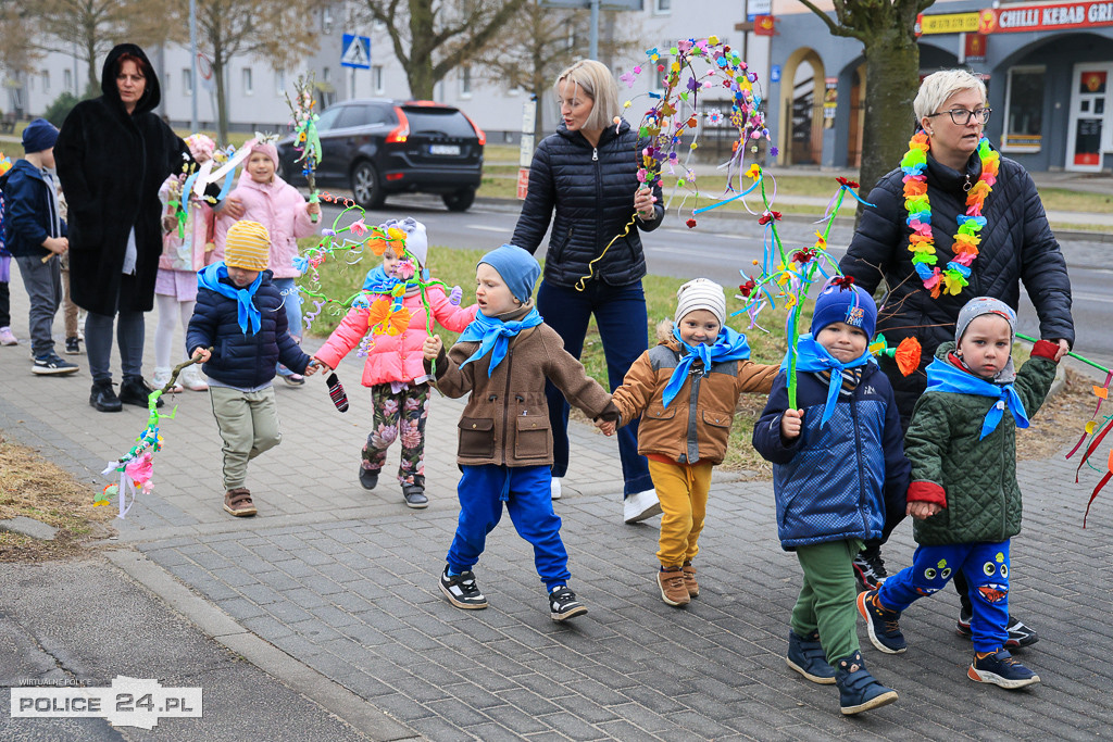 Wiosna! Barwne korowody dzieci przeszły ulicami Police