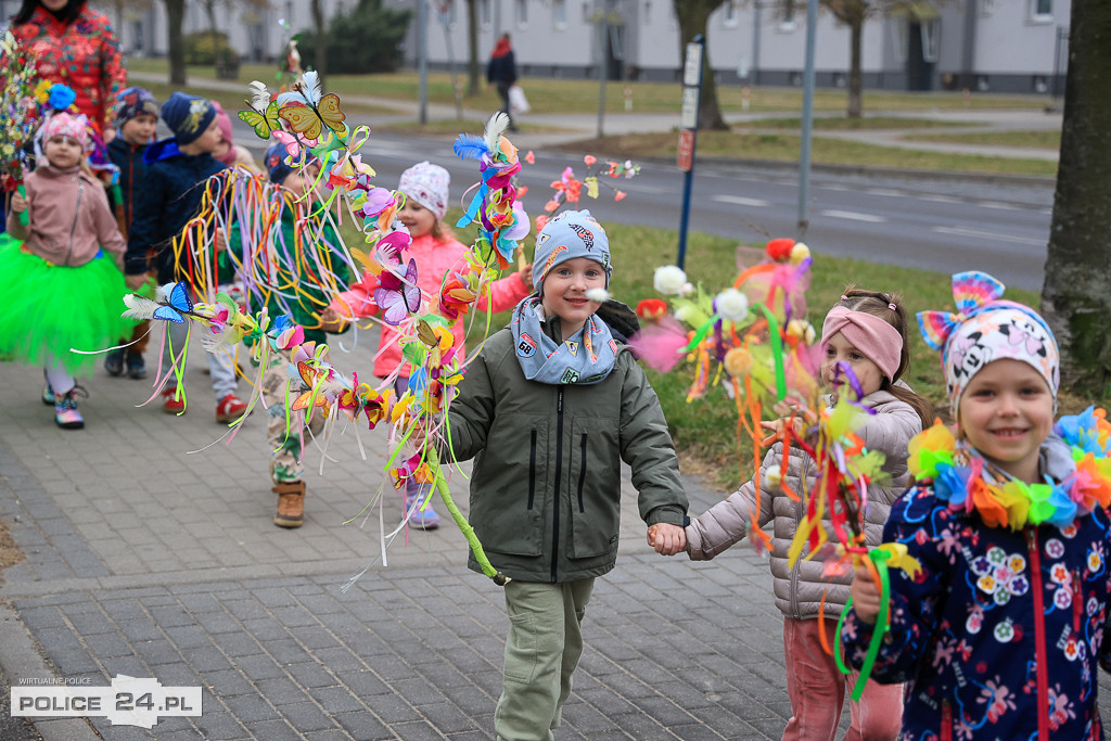 Wiosna! Barwne korowody dzieci przeszły ulicami Police