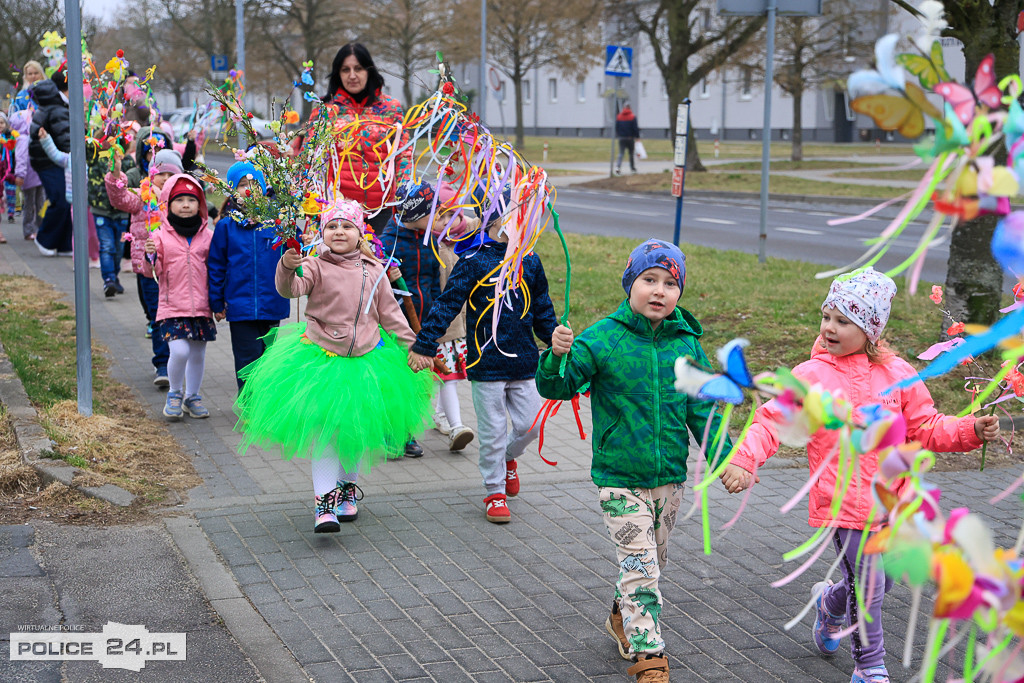 Wiosna! Barwne korowody dzieci przeszły ulicami Police