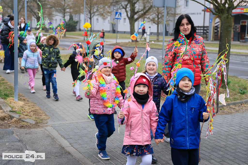 Wiosna! Barwne korowody dzieci przeszły ulicami Police