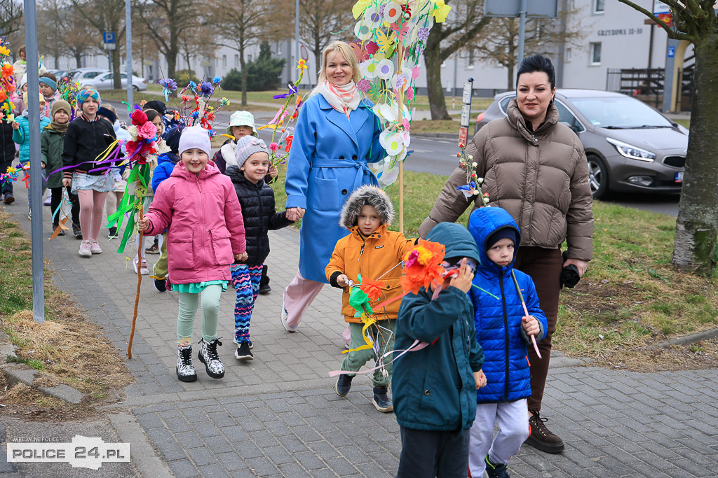 Wiosna! Barwne korowody dzieci przeszły ulicami Police