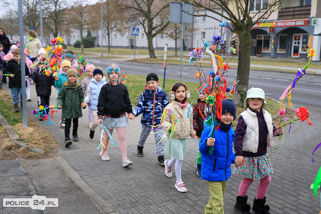 Wiosna! Barwne korowody dzieci przeszły ulicami Police