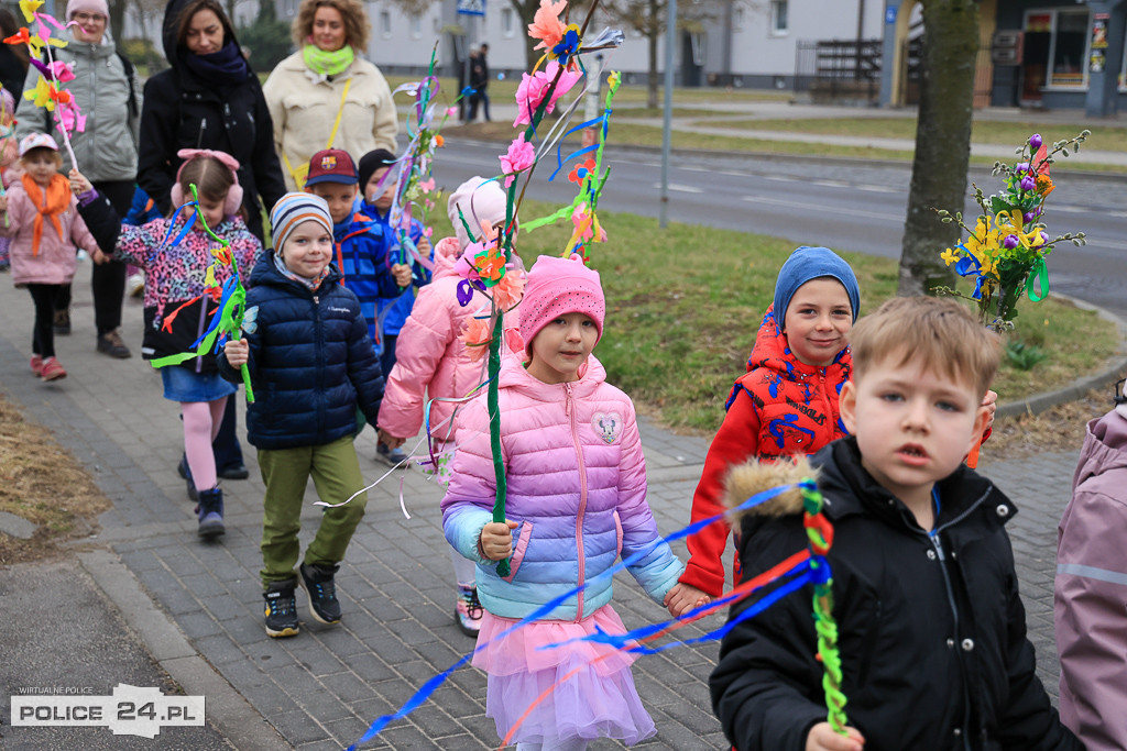 Wiosna! Barwne korowody dzieci przeszły ulicami Police