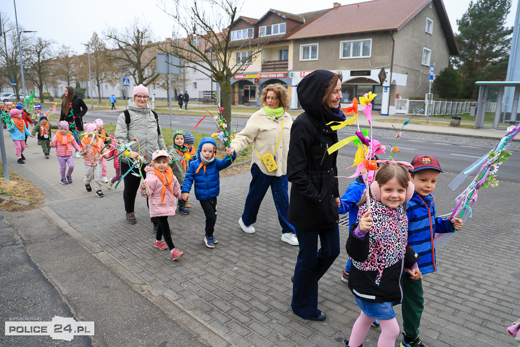 Wiosna! Barwne korowody dzieci przeszły ulicami Police