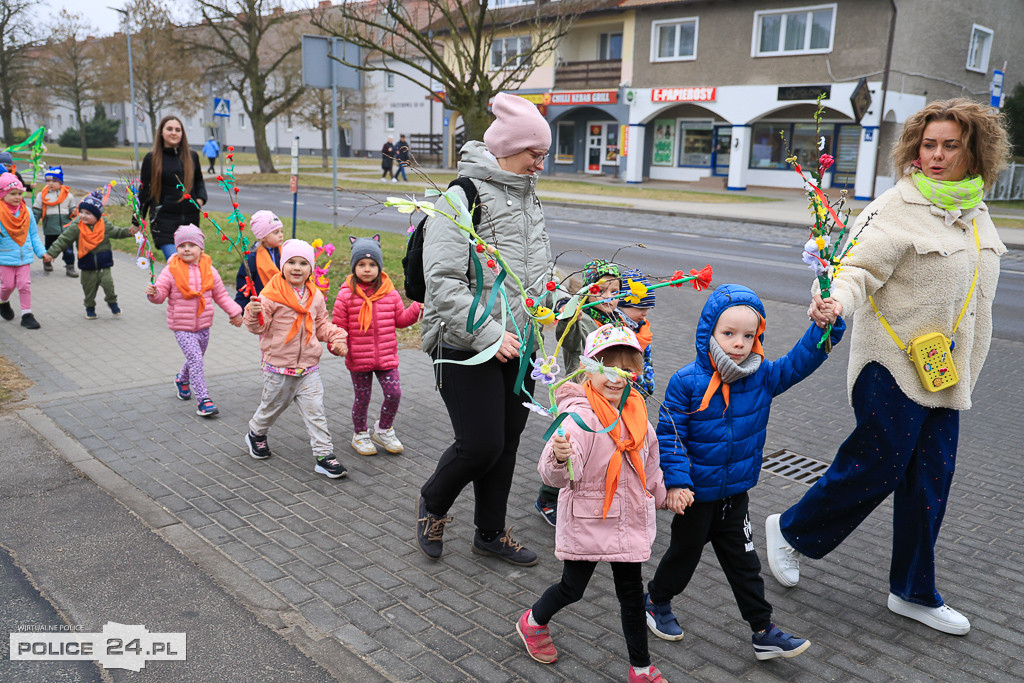Wiosna! Barwne korowody dzieci przeszły ulicami Police