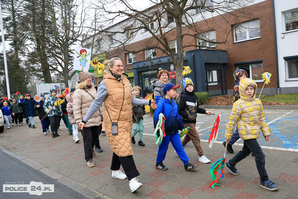 Wiosna! Barwne korowody dzieci przeszły ulicami Police