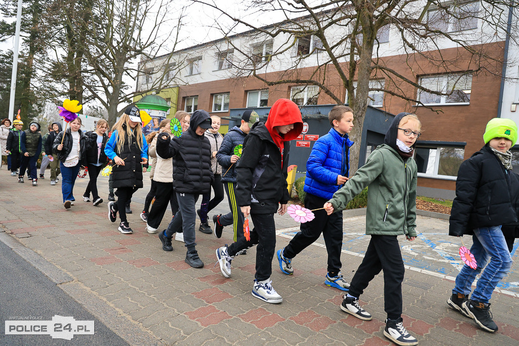 Wiosna! Barwne korowody dzieci przeszły ulicami Police