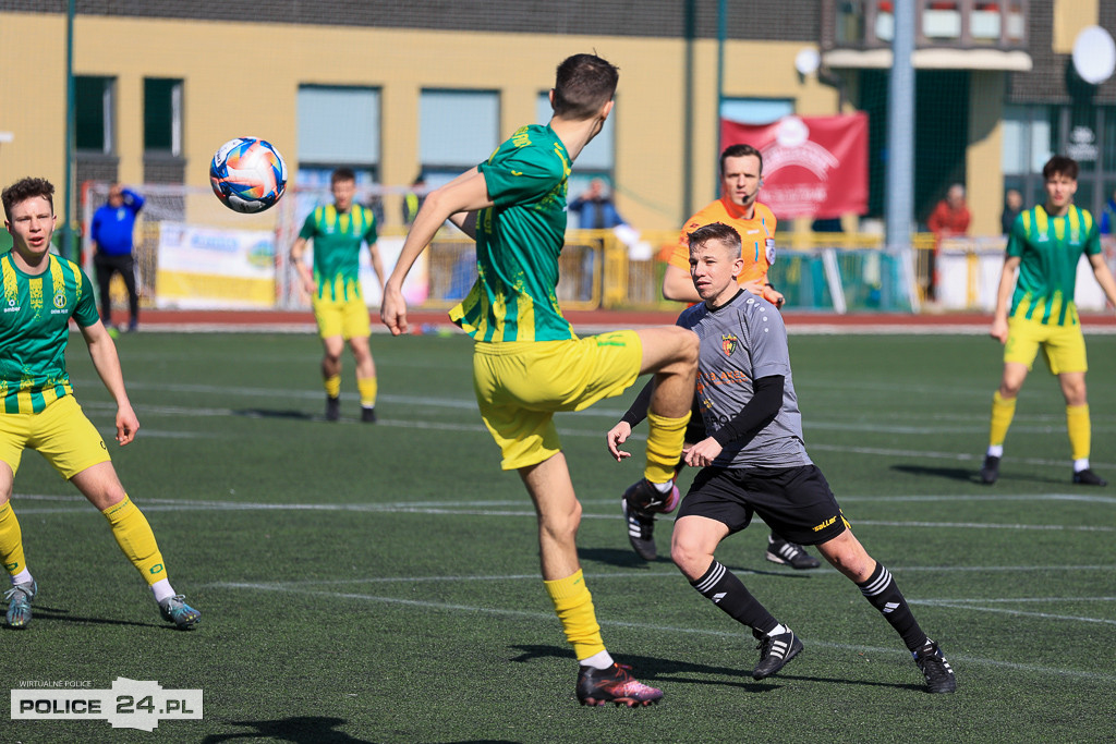 Chemik Police wygrywa z Mechanikiem Bobolice