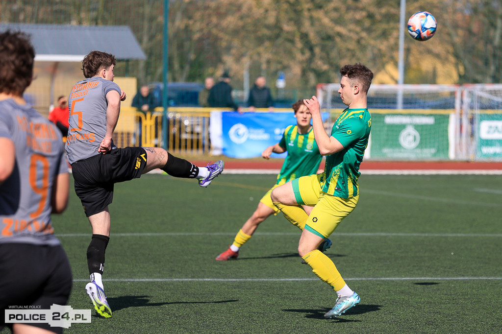 Chemik Police wygrywa z Mechanikiem Bobolice