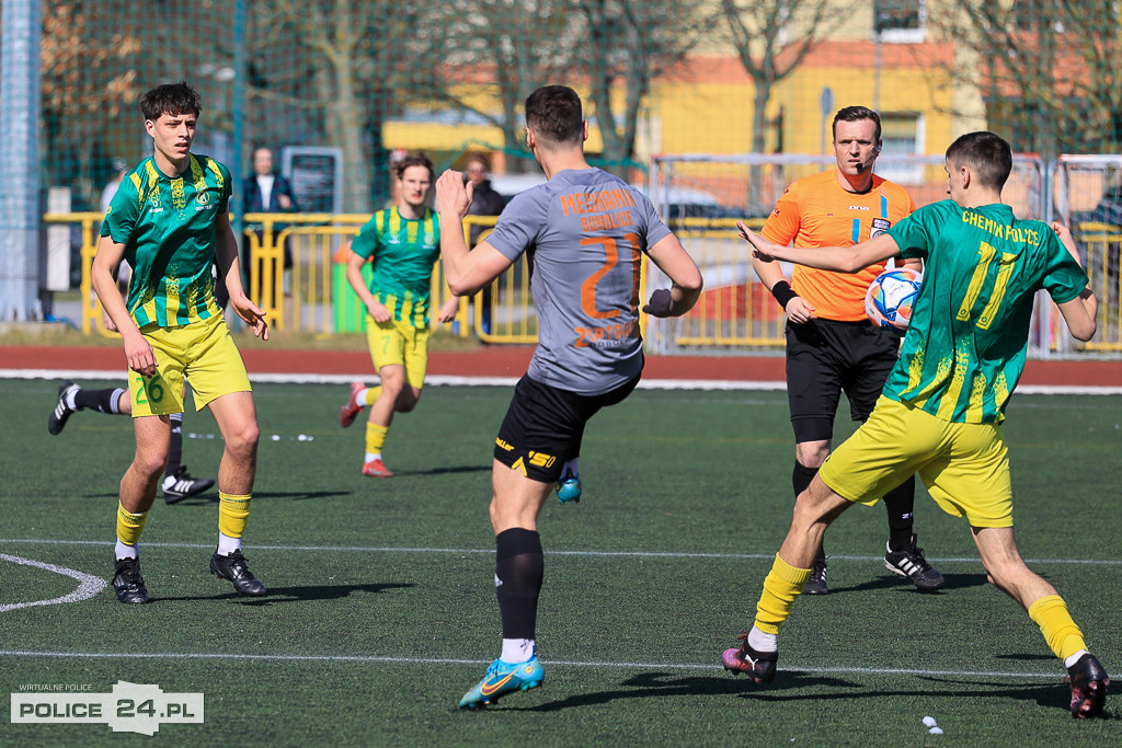 Chemik Police wygrywa z Mechanikiem Bobolice