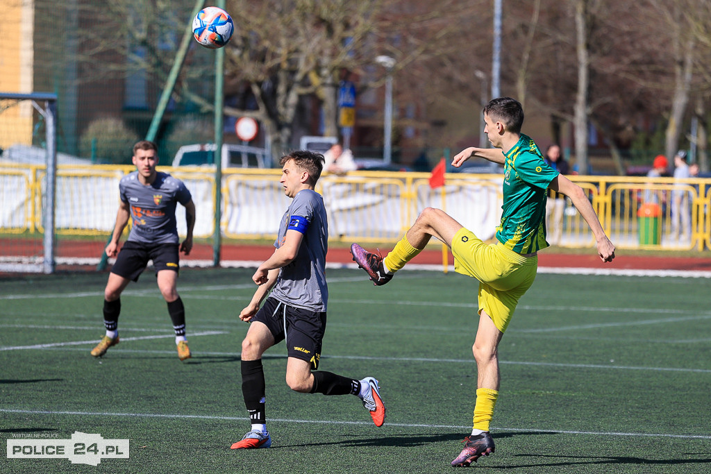 Chemik Police wygrywa z Mechanikiem Bobolice