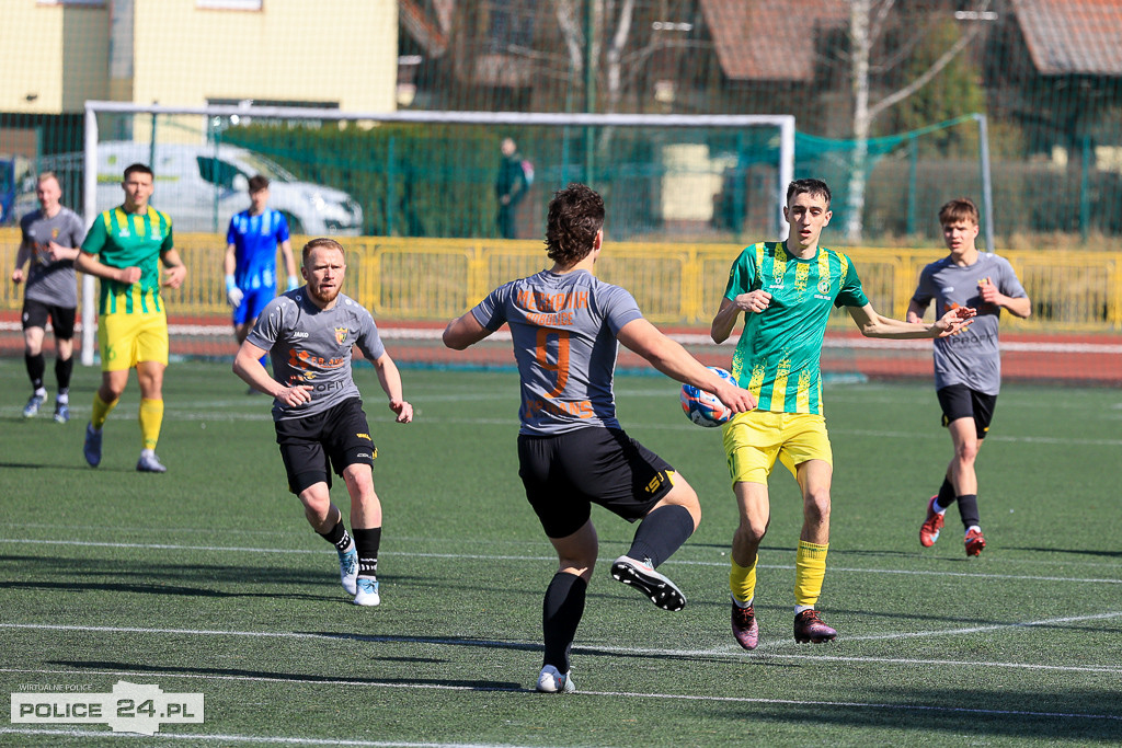 Chemik Police wygrywa z Mechanikiem Bobolice