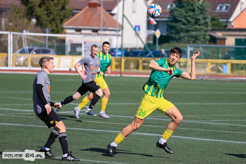 Chemik Police wygrywa z Mechanikiem Bobolice
