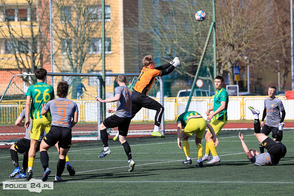 Chemik Police wygrywa z Mechanikiem Bobolice