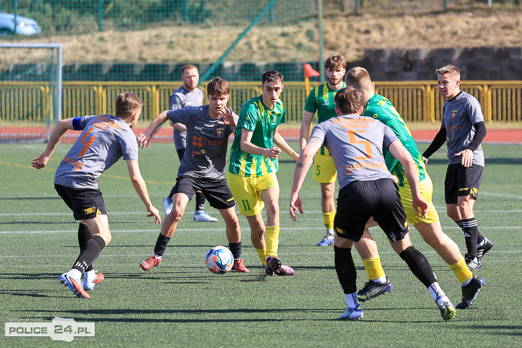 Chemik Police wygrywa z Mechanikiem Bobolice