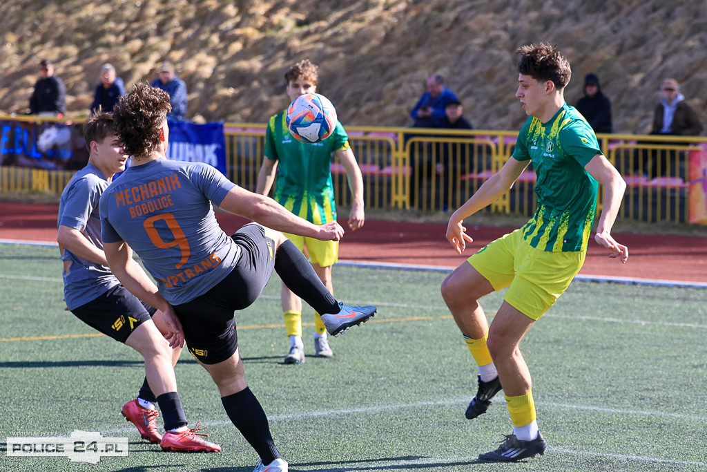 Chemik Police wygrywa z Mechanikiem Bobolice