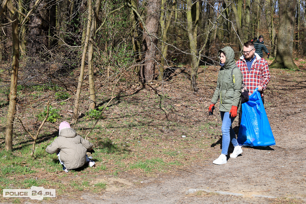 Sprzątanie lasu w Policach. Góry śmieci przy cmentarzu