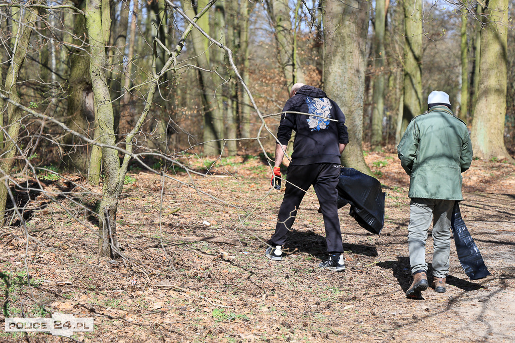 Sprzątanie lasu w Policach. Góry śmieci przy cmentarzu